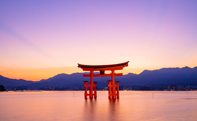 夕暮れ時の幻想的な宮島の大鳥居