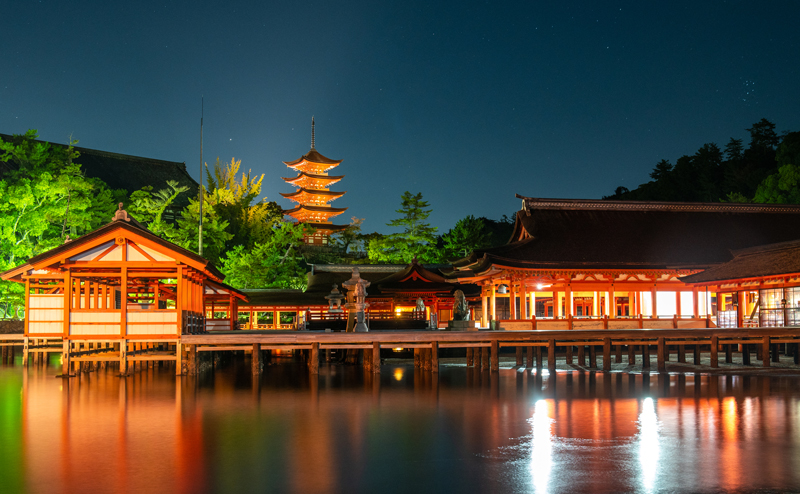 夜の厳島神社