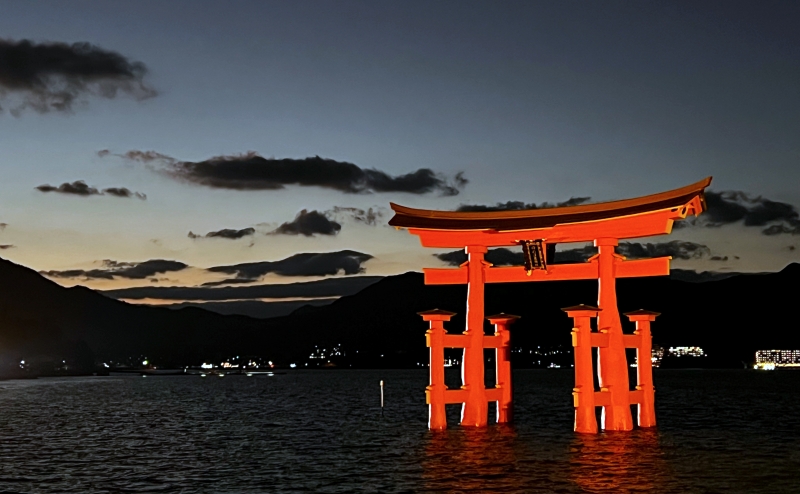 夕暮れ時の幻想的な宮島の大鳥居